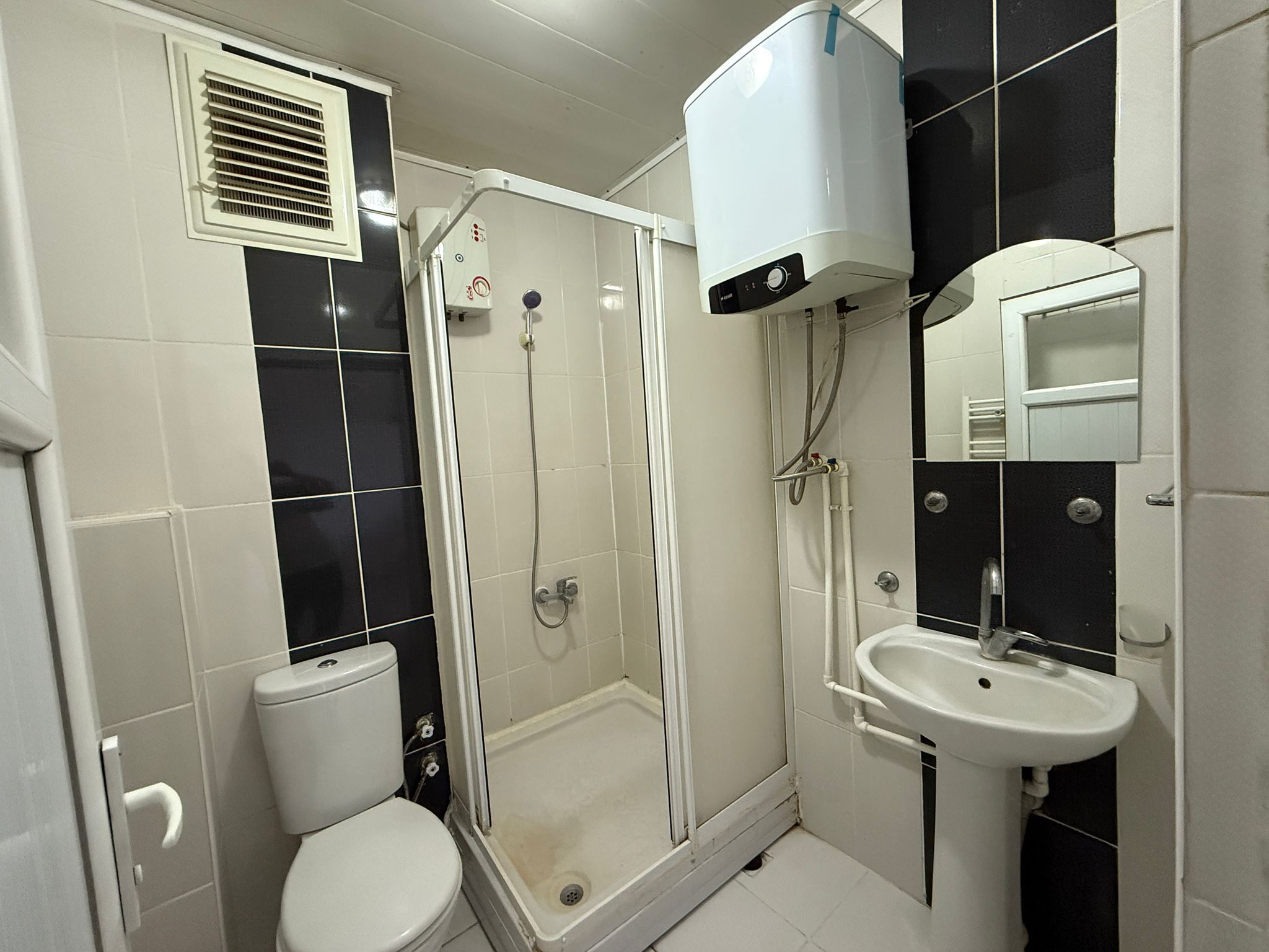 KAMPÜS EMLAK'TAN MERKEZİ KONUMDA 1+0 FIRSAT DAİRE